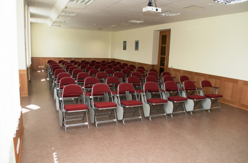 Krēslu izkārtojums VAS ES konferenču zālē teātra veidā 