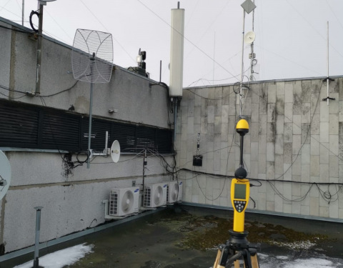 Tiek veikti nejonizējošā elektromagnētiskā lauka mērījumi uz jumta, kur izvietotas vairākas raidošās antenas