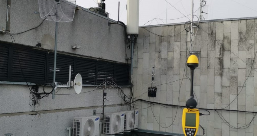 Tiek veikti nejonizējošā elektromagnētiskā lauka mērījumi uz jumta, kur izvietotas vairākas raidošās antenas