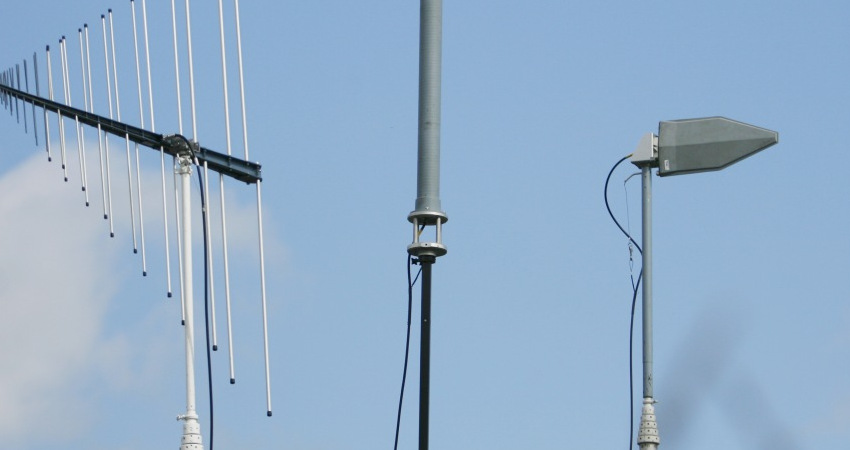 Trīs antenas, kas paredzētas radiosignālu mērījumiem dažādos radiofrekvenču diapazonos