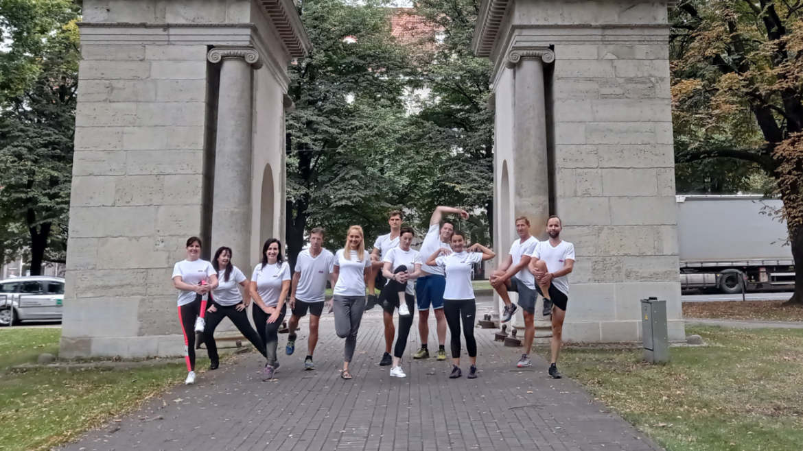 VAS Elektroniskie sakari komanda Viestura parkā iesildās pirms Rimi Rīgas Maratona, kas šajā gadā norisināsies, dalībniekiem skrienot "attālināti"